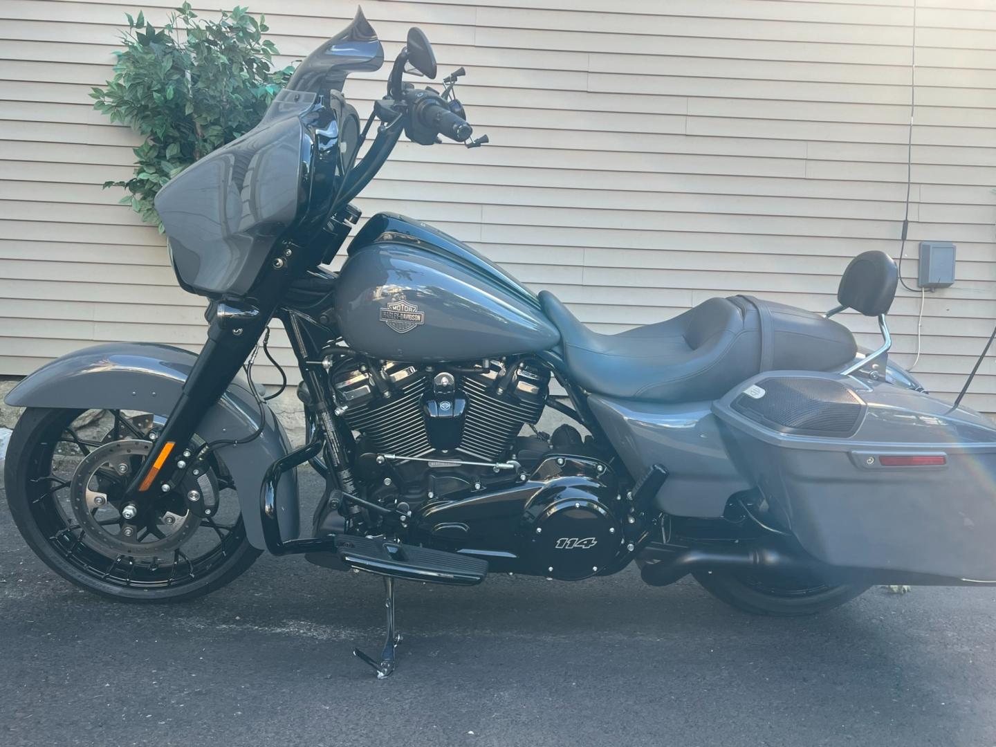 2022 GRAY Harley-Davidson FLHXS - (1HD1KRP18NB) , located at 1018 Brunswick Ave, Trenton, NJ, 08638, (609) 989-0900, 40.240086, -74.748085 - Probably one of the nicest street glides out there for 2022! Lots of extras to customize this bike to perfection! please call for details. 609-273-5100, Anthony - Photo#5